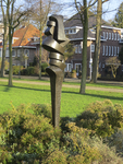 907155 Afbeelding van het bronzen beeldhouwwerk 'Abbracio' van Sorel Etrog (1933-2014), in 1977 geplaatst in het ...